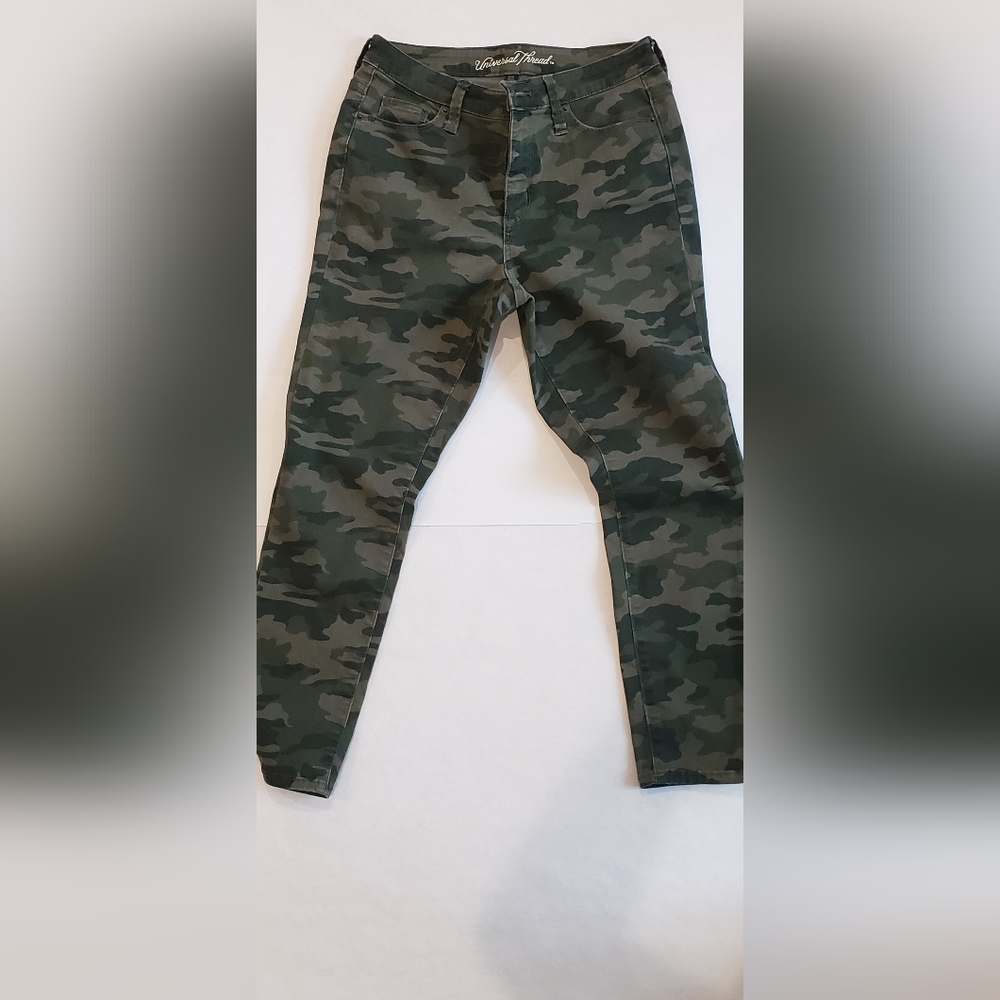 Universal Thread Camoflouge Capri jeans- Women